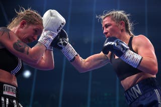 УФЦ боксерка Молли МцЦанн (десно) прешла на 3-0